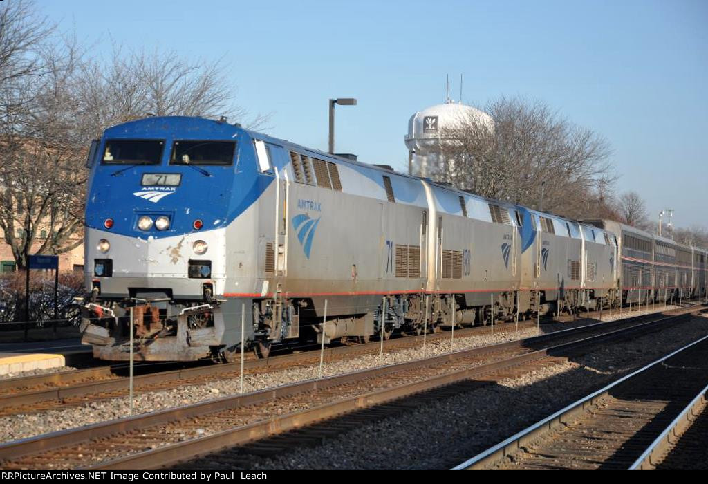 "California Zephyr" rolls west into the station